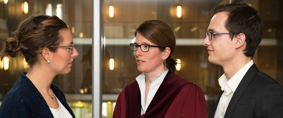 Rechtsreferendare im Gespräch mit der Ausbilderin